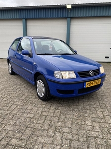 Volkswagen Polo 1.0 De APK is t/m 05-07-2024 dus zonder veel kosten rijden met maar €30,- wegenbelasting per maand. De Polo rijdt 1 op 18 en bij snelweg kilometers nog zuiniger.