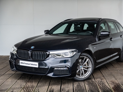 BMW 5-SERIE Touring 520i High Executive / Model M Sport / Trekhaak / Adaptief onderstel / Glazen Panoramadak / - Spring Sale