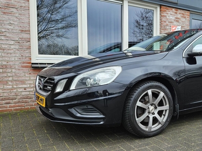 VOLVO V60 1.6 T4 Kinetic R-Design! Trekhaak! Xenon! Navigatie! Nette Auto!