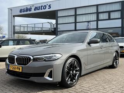 BMW 5-SERIE Touring 530d xDrive Luxury Line Business Edition Plus Panoramadak Trekhaak Navi Life Cockpit Prof ACC 20 Inch Velgen Comfortstoelen Standkachel Dab Extra getint Glas Driving Assist Professional Facelift LCI BTW Auto