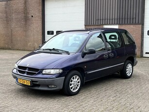 Chrysler Voyager 2.4 / Rolstoelvervoer / NAP / 4 zitplaatsen / Airco / Automaat / Lier / Oprijklep / Gordels