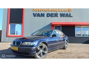 BMW 3-serie 318i Executive/remklauw achter zit vast