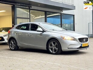 Volvo V40 1.6 T3 Momentum / 2012 / Navi / Cruise / Blis