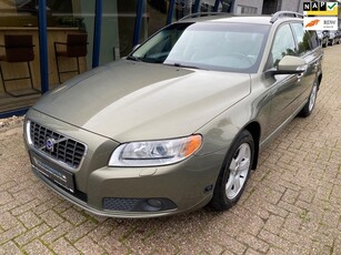 Volvo V70 2.5FT Momentum Automaat LEER / XENON / TREKHAAK /