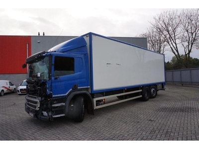 Scania P320 / ENGINE RUNNING / CLOSED BOX / LIFT +