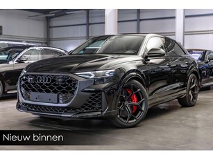 Audi RS Q8 Performance Carbon in/ext RS Design. Rood