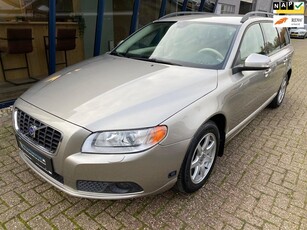 Volvo V70 2.5FT Momentum 200PK H.LEER / PDC / TREKHAAK