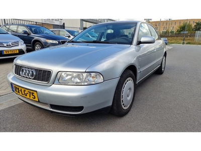 Audi A4 Limousine 2.6 Comfort toerental schommeld