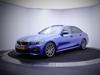 BMW 3-SERIE 330iA M-SPORT High Executive SCHUIFDAK/HEAD UP/DIGIDASH/360 CAM/NAVI/DAB+/STOELVERW./HALF LEDER/PDC V+A/LMV 18''