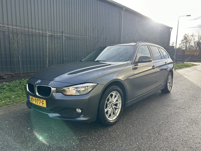 BMW 3 Serie Touring 316d Luxury / LEER / PANORAMADAK /