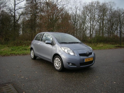 Toyota Yaris 1.3 VVTi Aspiration . Elec ramen en spiegels .