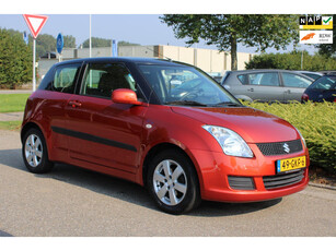 Suzuki Swift 1.3i 16v COMFORT-uitv/ZWART DAK/AIRCONDITIONING/LM-VELGEN/TREKHAAK/MP3+AUX/nweAPK/ZEER NETTE STAAT+GEHEEL ONDERHOUDEN