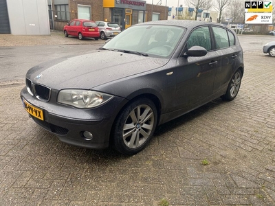 BMW 1-serie 120i . AUTOMAAT / NAP / APK / 5DRS / PDC /