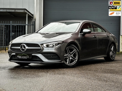 MERCEDES CLA-KLASSE 180 AMG Sport | Widescreen | PDC met camera | Leder/alcantara | LED | Stoelverw. | Mooi! |