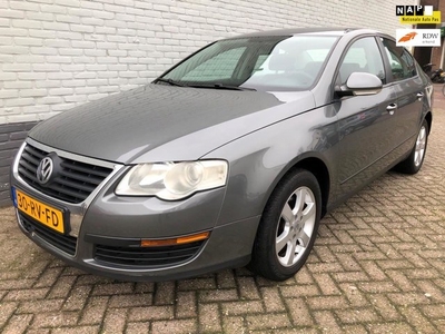 Volkswagen Passat 1.6 FSI 6-bak Navigatie Airco Trekhaak