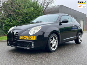 Alfa Romeo MiTo 1.4 Distinctive Cruise*Clima*NAP*30-12-2025 APK*LM velgen*Parkeersensoren*2e eigenaar*