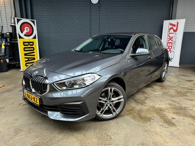 BMW 1-serie 118i Executive Edition,Apple Carpl,Navi,Cruise Contr,Climate Control,Stoelverwarming,Parkeersensoren V+A,M pakket