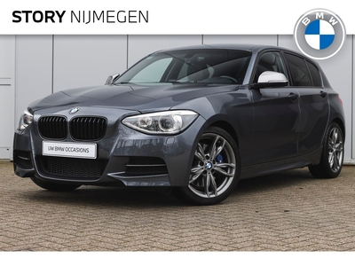 BMW 1-SERIE M135i xDrive High Executive Automaat / Harman-Kardon / PDC voor + achter / Stoelverwarming / Navigatie Professional / Extra getint glas achter