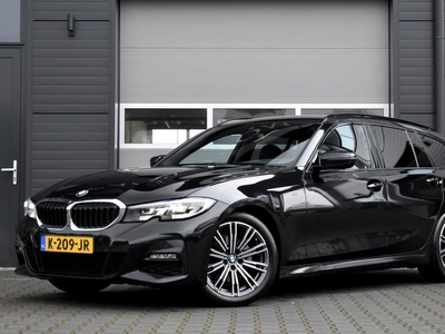 BMW 3 Serie Touring 320i M Sport | Apple CarPlay | Donker Getint Glas | Ambiance Verlichting | Live Cockpit Pro | Navi. Prof. | DAB | NL-Auto |