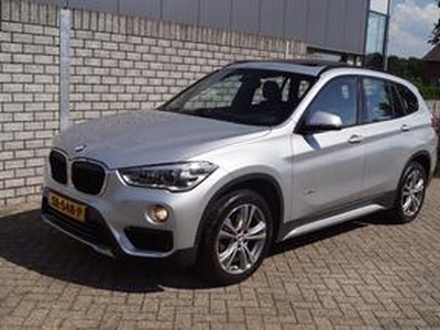 BMW X1 SDrive20i High Executive Sport Line Autom Leder Panodak Navi Camera Head-Up Clima 2x PDC Inparkeersyst LMV Trekhaak NL Auto