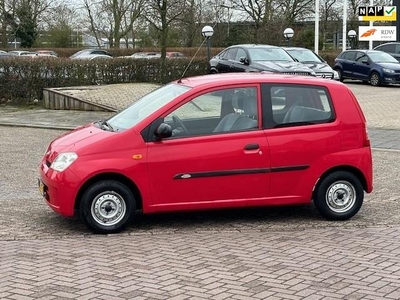 Daihatsu Cuore 1.0-12V Osaka,bj.2004,kleur:rood,APK tot 03/2025 en NAP met 58388 km.distributieriem is vervangen,zeer zuinige auto