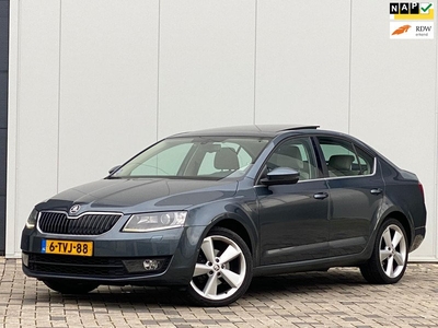 Skoda Octavia 1.4 TSI Greentech Elegance Businessline Automaat Glazen Dak