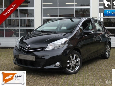 Toyota Yaris 1.3-16V VVT-I 5-DEURS 100PK 6-Bak Aspiration/Dynamic Achteruitrijcamera Airco Bluetooth Handsfree&Media Elek.Ramen+Spiegels Centr.Vergr. Leder-/Multifunc.Sportstuur Armsteun In Hoogte Verst.Voorstoel Boordcomp. *Verkocht*