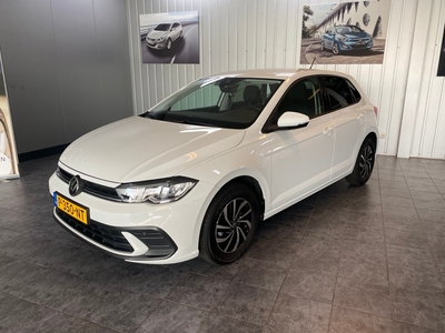 VOLKSWAGEN POLO 1.0 TSI Life Navigatie, Cruise control, Achteruitrij camera.