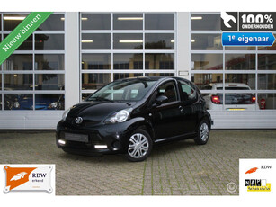 Toyota Aygo 1.0-12V VVT-I 5-Deurs Facelift Aspiration-/Dynamic Black Ledverlichting Airconditioning Centrale Deurvergr. Elek.Ramen Stuurbekr. Radio/Cd/Aux Dubbele Speakers 12V.-Aansl. Isofix métallic-/Parelmoerlak Topstaat! Distributieketting! Nieuwe APK