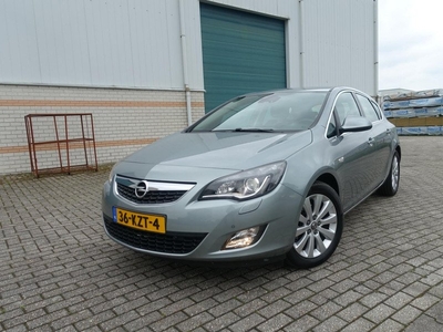 Opel Astra 1.6 Turbo Cosmo 180 PK -1e eigenaar - trekhaak - lage km stand - lm velgen met zgan michelin banden