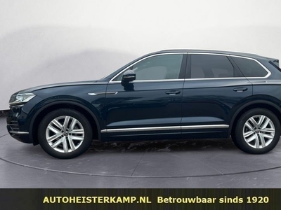 Volkswagen Touareg 3.0 TDI GRIJS KENTEKEN ACC TREKHAAK 19 INCH LUCHTVERING EL COMFORTSTOELEN INNOVISION COCKPIT