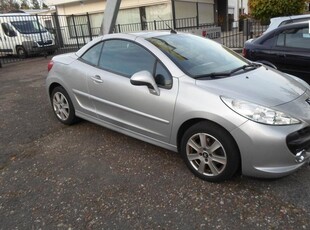 Peugeot 207 CC 1.6 VTi 150.000 km org airco super mooie echte auto ( koppelingsplaten versleten /slipt in hoge toeren )