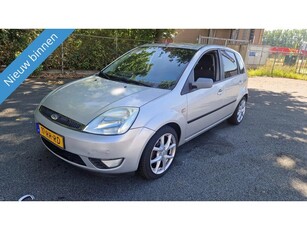 Ford Fiesta 1.3 Futura NETTE AUTO RIJDT EN SCHAKELT GOED