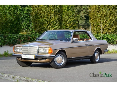 Mercedes-Benz 200-serie 230 CE (bj 1982, automaat)