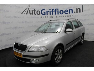 Škoda Octavia Combi 1.6 Elegance met schuifdak en trekhaak