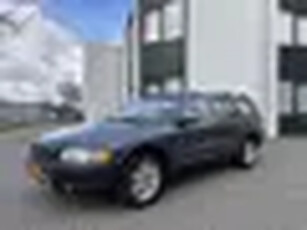 Volvo XC70 2.5i T Momentum 4X4 Automaat 210 PK. Zeer goed onderhouden auto van de tweede eigenaar !!