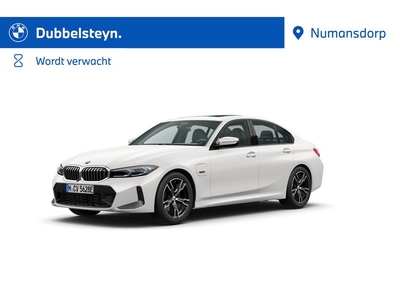 BMW 3-serie 330e | M-Sport | Metallic | S/k dak | Elek. stoelverst. | HiFi | 50 Jahre | Camera