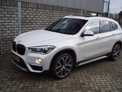 BMW X1 XDrive20i Centennial High Executive Autom Panodak Leder Sportst Stoelverw Navi Camera HEAD-Up Clima 2x PDC LMV Trekh ENZ.