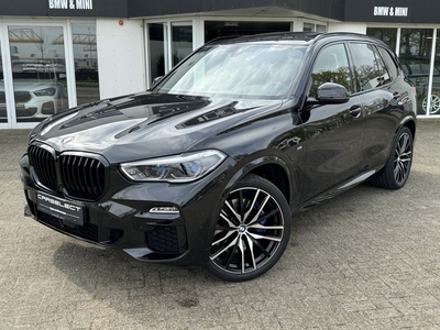 BMW X5 xDrive45e, 22 M LMR dubbelspaak, M-Sport, Harman/Kardon, Head-Up, Panoramadak, Leder, luchtvering, vol opties . Een proefrit levert het bewijs. Neem contact op en we maken een afspraak!