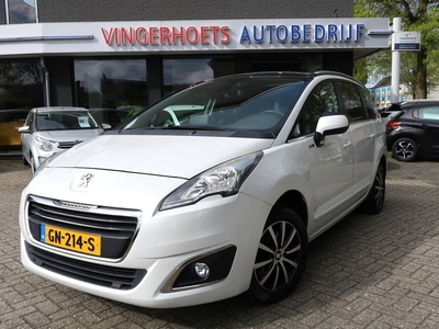 Peugeot 5008 130 Pk Benzine Luxe Style 7 persoons uitvoering * Navigatie * Panoramadak * Trekhaak * 7 Stoelen * Vierseizoenenbanden * Climate & Cruise Control * Parkeer Camera * Distributieriem reeds 1x vervangen bij 111.000 km.