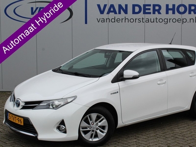 Toyota Auris 1.8-100pk Hybrid 'Aspiration' AUTOMAAT ! Het is zuinig rijden met deze Toyota Auris hybride ! Volautomatische airco, cruise control, telefoonvoorb., camera, Isofix, LM wielen etc.