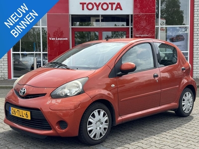 TOYOTA AYGO COMFORT ORANGE NL-AUTO 5-DEURS AIRCO AFN-TREKHAAK EL-RAMEN RADIO/CD SPELER