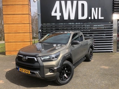 Toyota Hilux 2.8 D-4D AUT 4WD XTRA CAB - INVINCIBLE / HUNTER LEDER-NAVI-CLIMA - 2024 rijklaar V.A € 47.495 EXCL schitterende grijs kenteken pick-up - mag 3500 kg trekken . elke gewenste uitvoering leverbaar tegen meerprijs . zoals full leder - hu