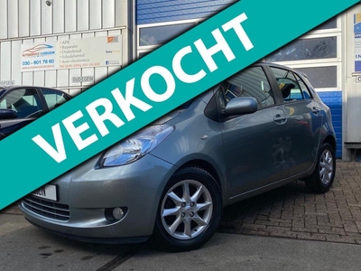 Toyota Yaris 1.3 VVTi Sol / Garantie / Prachtige Auto / Parkeersensoren / Spoiler / Nieuwstaat /