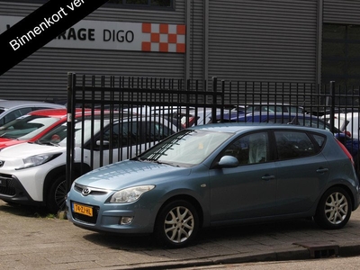 Hyundai i30 1.6i STYLE HB 5 drs 100% OH. PDC A. Auto airco. Lederen/stoffen bekleding. LMV. ECT