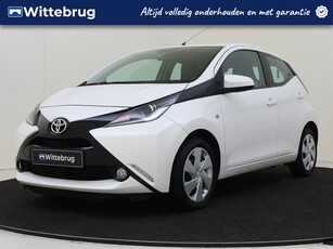 Toyota Aygo 1.0 VVT-i x-play 5 deurs Airco Navigatie by