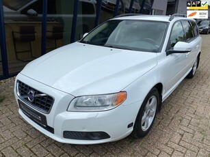 Volvo V70 2.5FT Momentum 200PK H.LEER / XENON / TREKHAAK