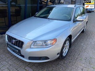 Volvo V70 2.5FT Momentum Automaat 230PK H.LEER / ECC / PDC