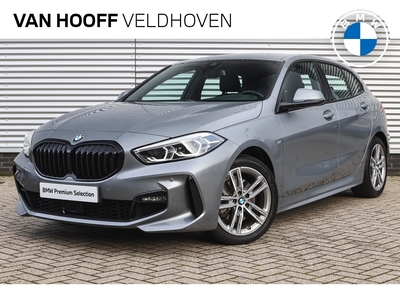 BMW 1-SERIE 118i High Executive M Sport Automaat / Active Cruise Control / Camera / Stuurwiel verwarming / Stoelverwarming / LED / / Sportstoelen / Parking Assistant / Live Cockpit Professional