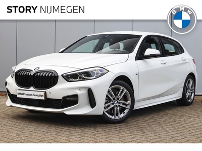 BMW 1-SERIE 120i High Executive M Sport Automaat / Sportstoelen / Adaptieve LED / M Sportonderstel / Live Cockpit Professional / Comfort Access / Verwarmd Stuurwiel